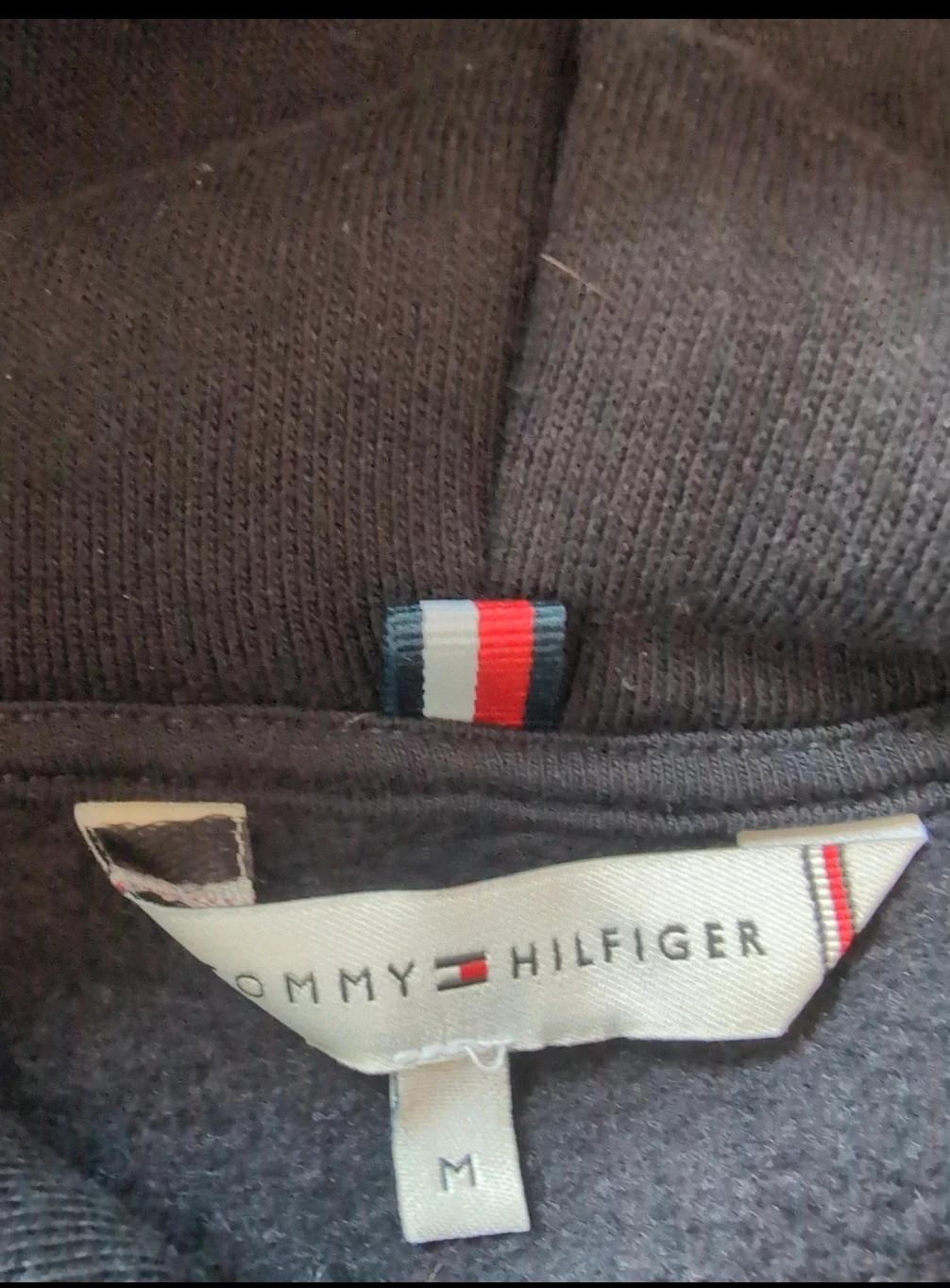 Sweat capuche femme Tommy Hilfiger Hoodie Bleu marine - Taille M Look streetwear – Tommy Hilfiger – taille M / 38 / 10 2