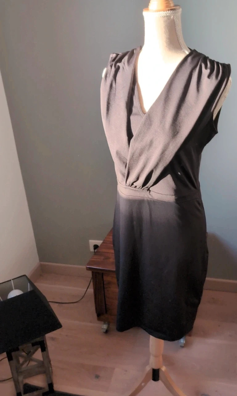 Robe noire élégante drapée | Décolleté cache-cœur | Coupe cintrée | Chic & intemporelle