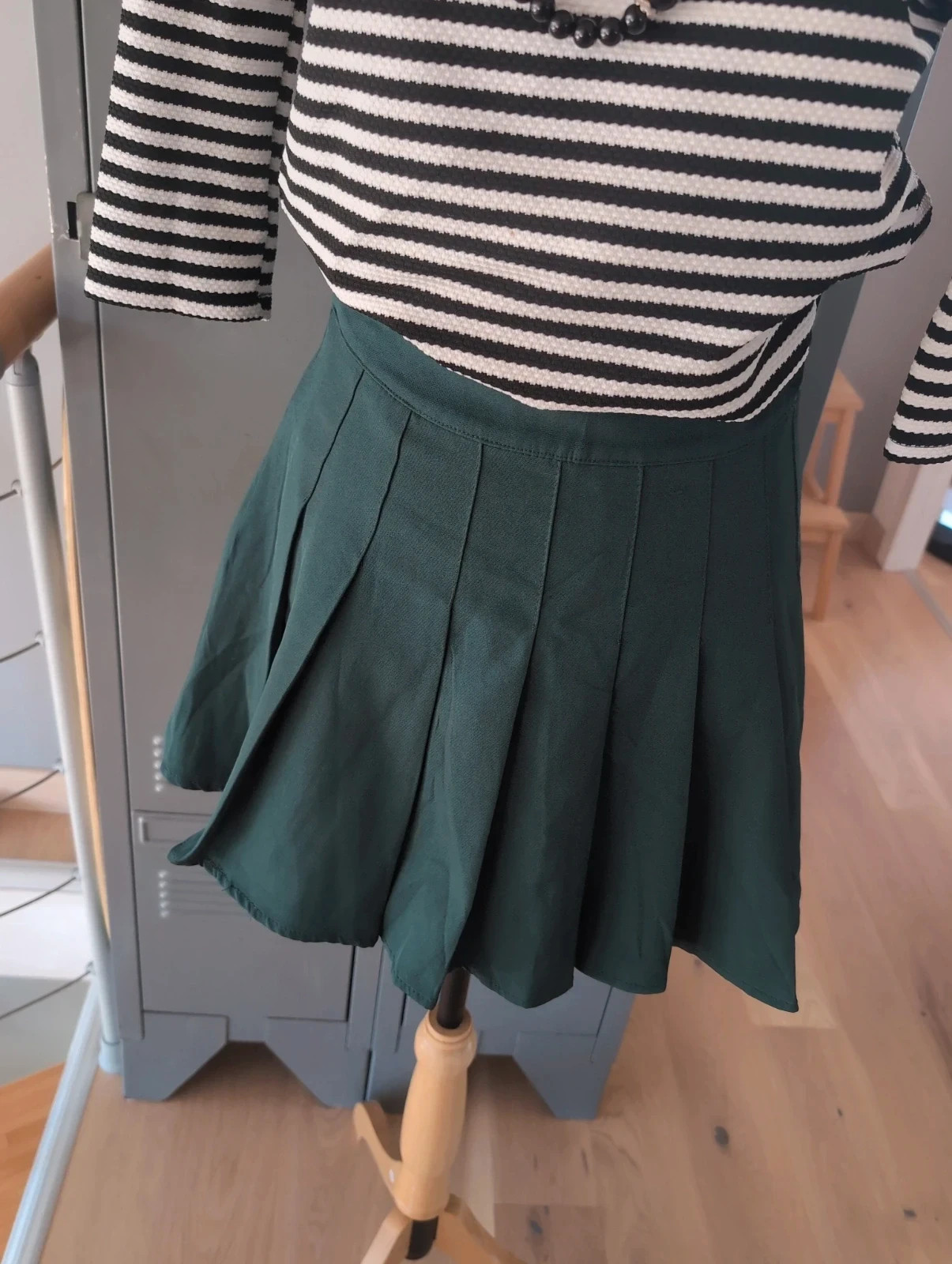Jupe-short plissée Giracoo – Taille S – Vert sapin / vert foncé Look preppy et tendance – giracoo – taille S / 36 / 8 2