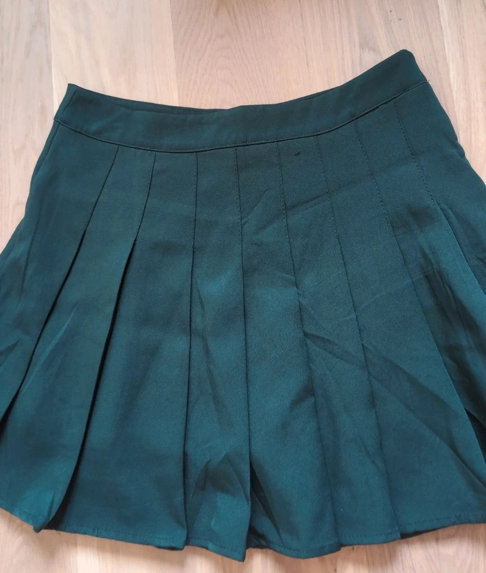 Jupe-short plissée Giracoo – Taille S – Vert sapin / vert foncé Look preppy et tendance