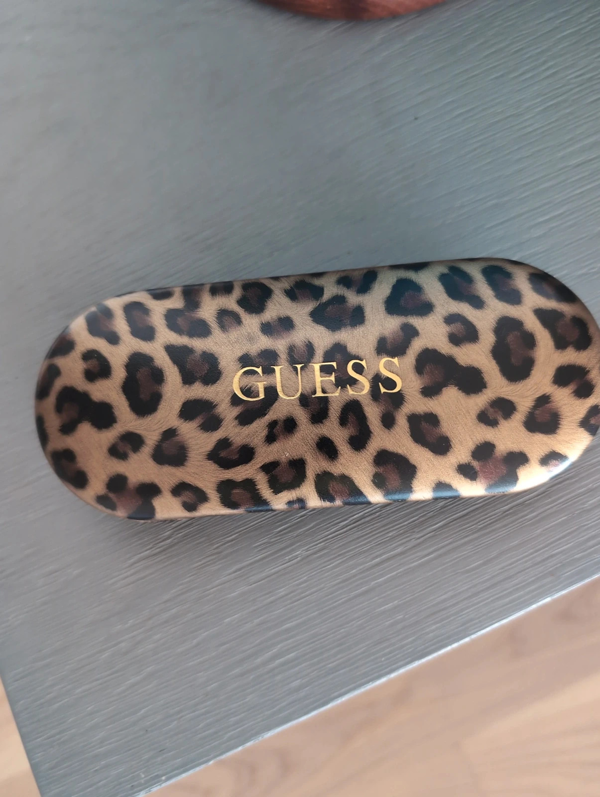 Étui à lunettes femme Guess modèle rigide léopard avec chiffon microfibre – GUESS 2
