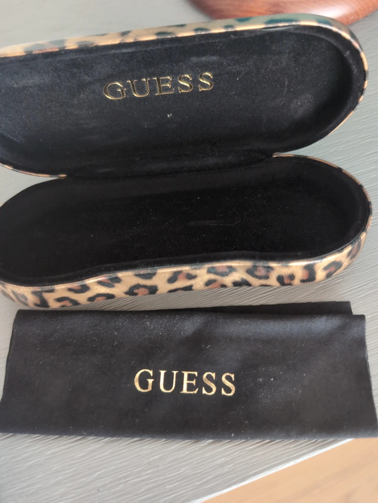 Étui à lunettes femme Guess modèle rigide léopard avec chiffon microfibre