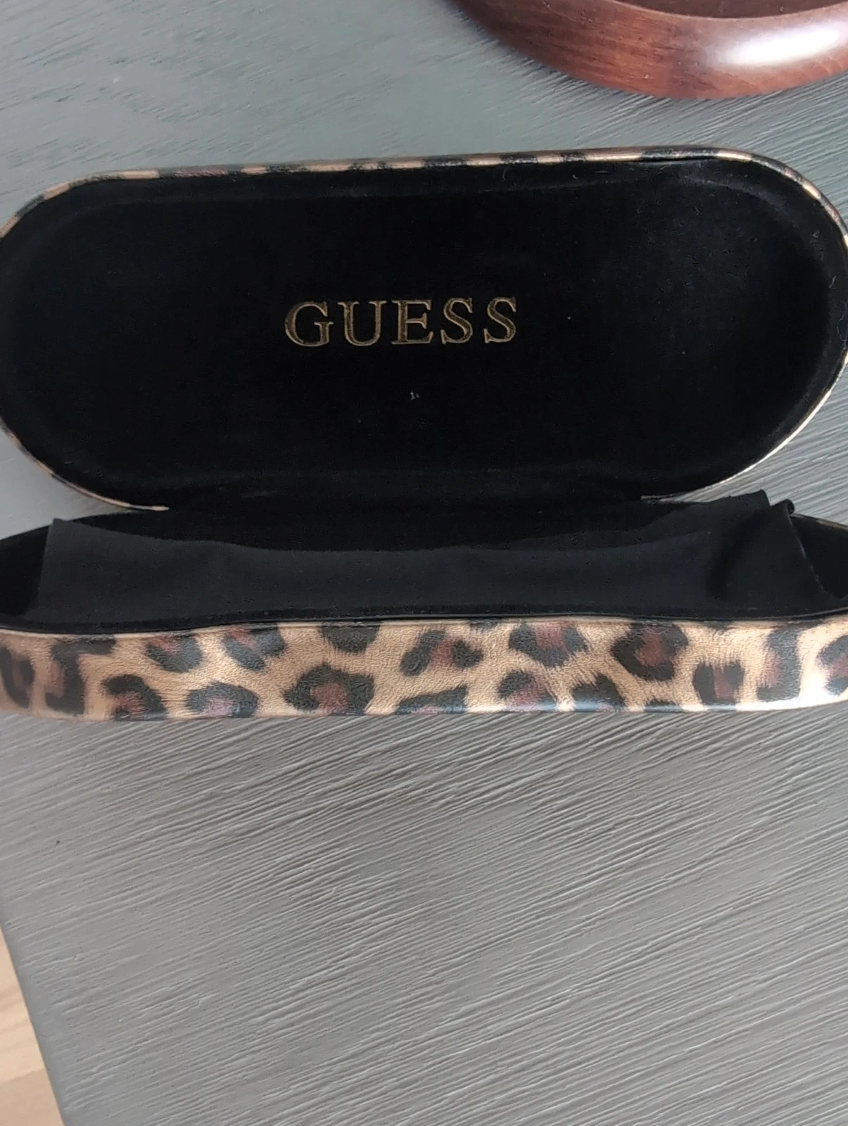 Étui à lunettes femme Guess modèle rigide léopard avec chiffon microfibre – GUESS 4