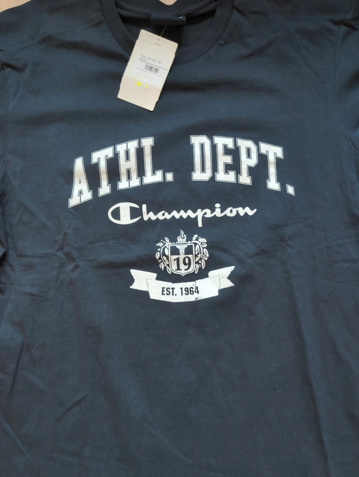 T-shirt Champion Athl. Dept. Bleu marine – Taille M – style streetwear – Champion – taille M 2