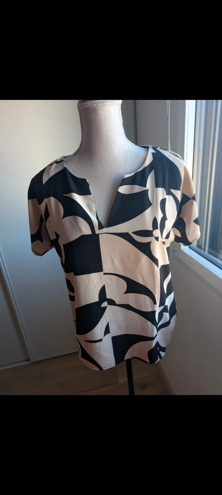 Blouse femme beige noir imprimé graphique – col V – fluide - Taille M casual chic – Shein – taille M / 38 / 10 2