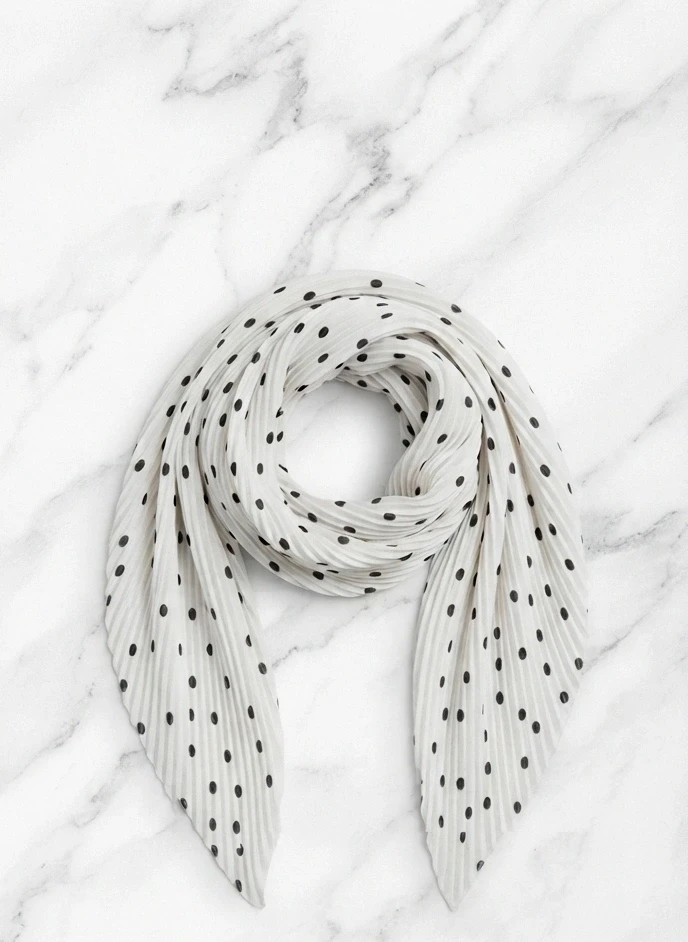 Foulard plissé Pimkie blanc à pois noirs | Chic • Élégant • Tendance • Vintage