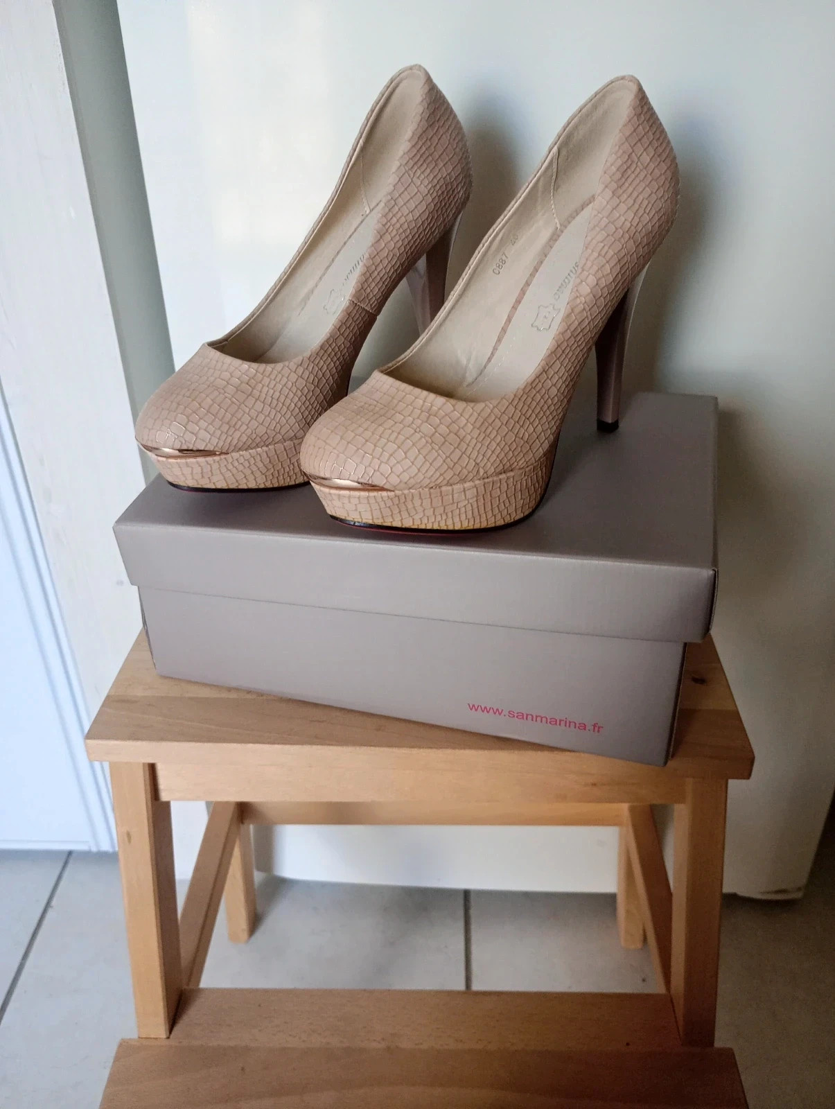 Escarpins Plateforme beige effet python semelles rouges - Parisienne - Pointure 40 Chic et Glamour – Parisienne – taille 40 4