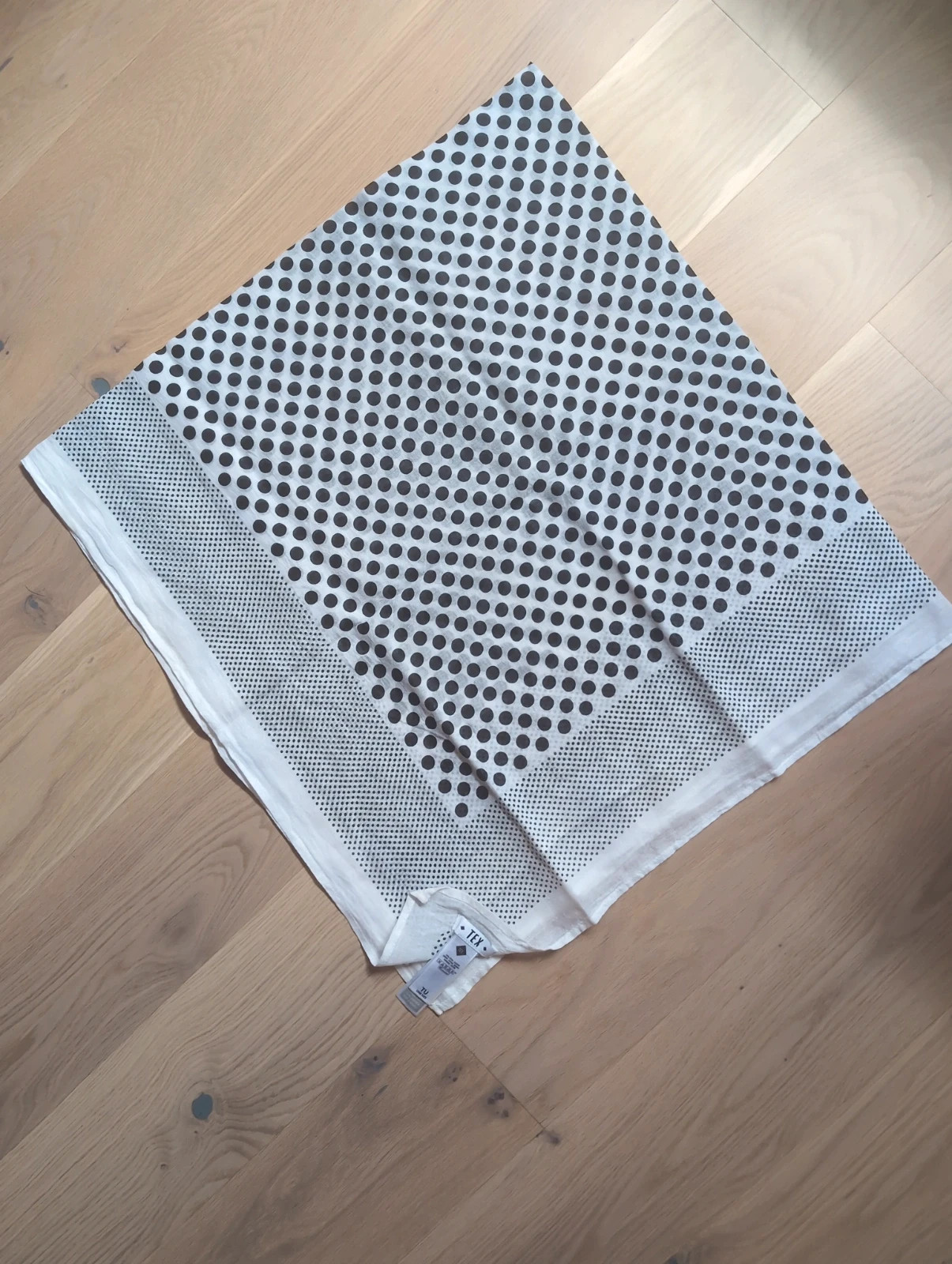 Écharpe Foulard TEX Blanc & Noir à Pois | Chic Élégant Léger | Printemps Été – TEX 4
