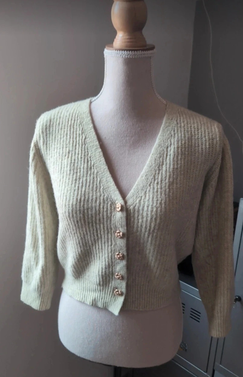 Gilet court jaune pastel Ikoone & Bianka Maille côtelée Boutons bijoux Taille unique style casual – Ikoone&Bianka – taille Taille unique 5