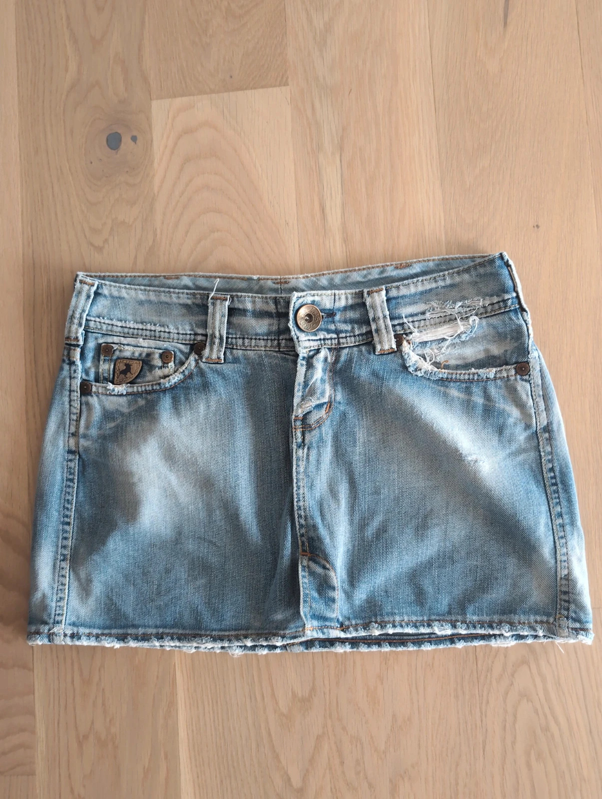 Jupe en jean vintage Loïs Y2K - taille 36- mini jupe denim bleu clair iconique – Tendance – taille S / 36 / 8 3