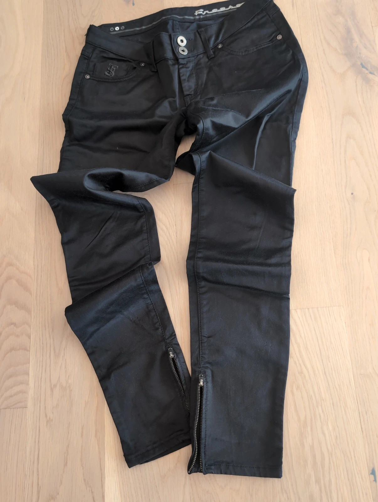 Pantalon skinny noir huilé effet cuir Freesoul T27 – zip chevilles – très bon état – Vintage Dressing – taille M / 38 / 10 3