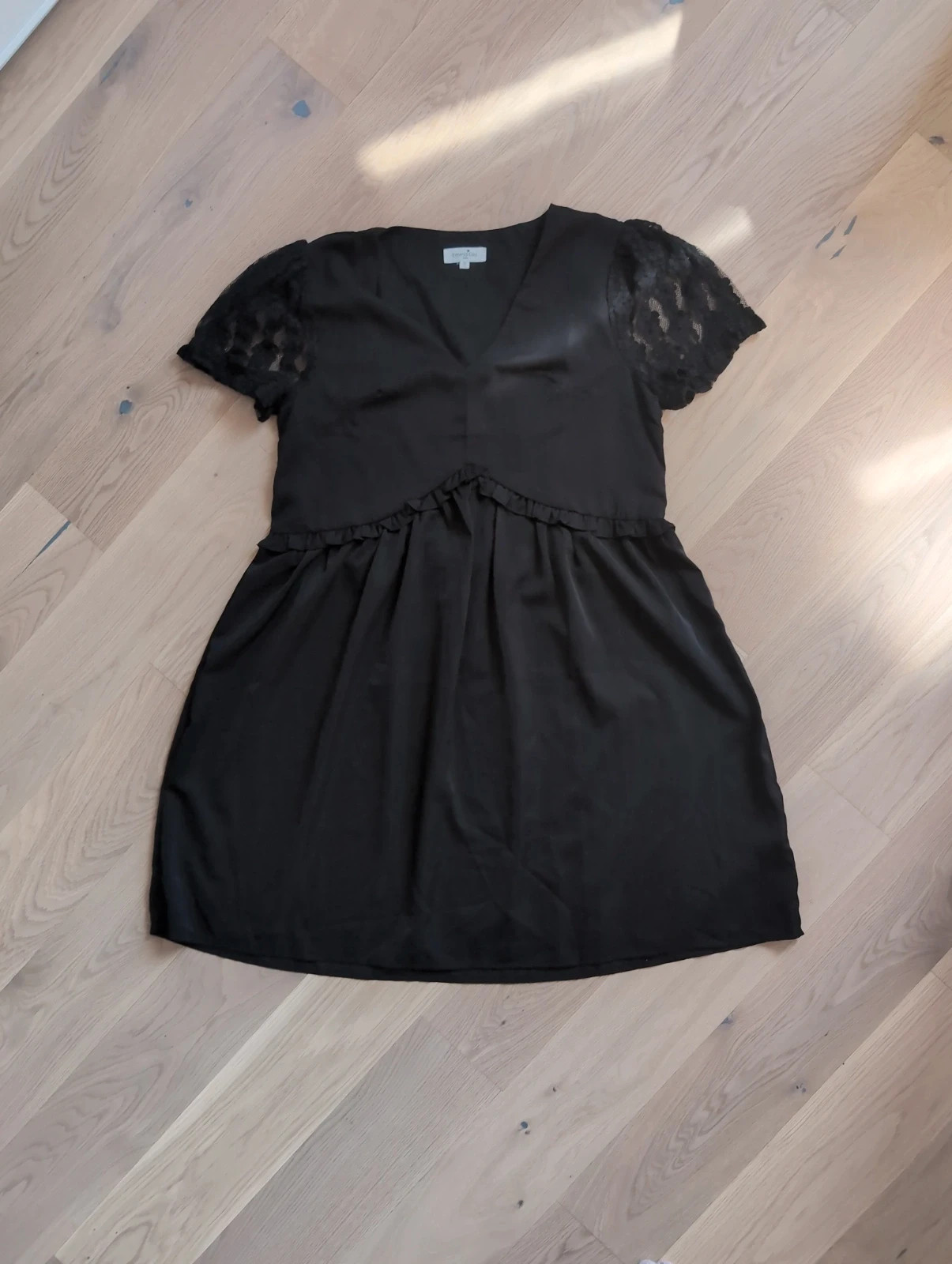 Robe noire dentelle chic Emma et Ella – Élégante & tendance – Taille S – Tendance – taille S / 36 / 8 4