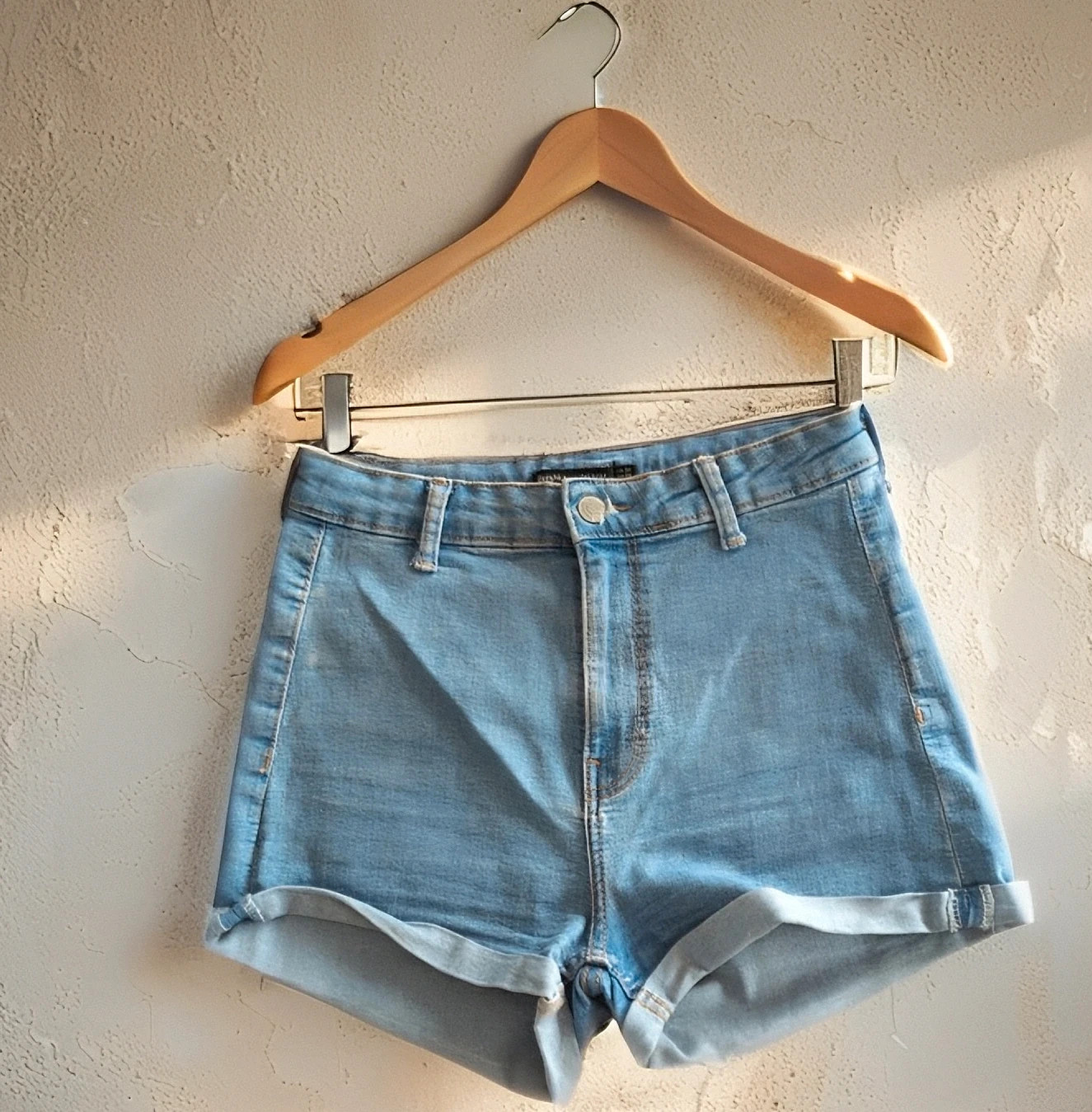 Short en jean bleu clair taille haute Bershka look casual – Taille 36 – Bershka – taille S 2