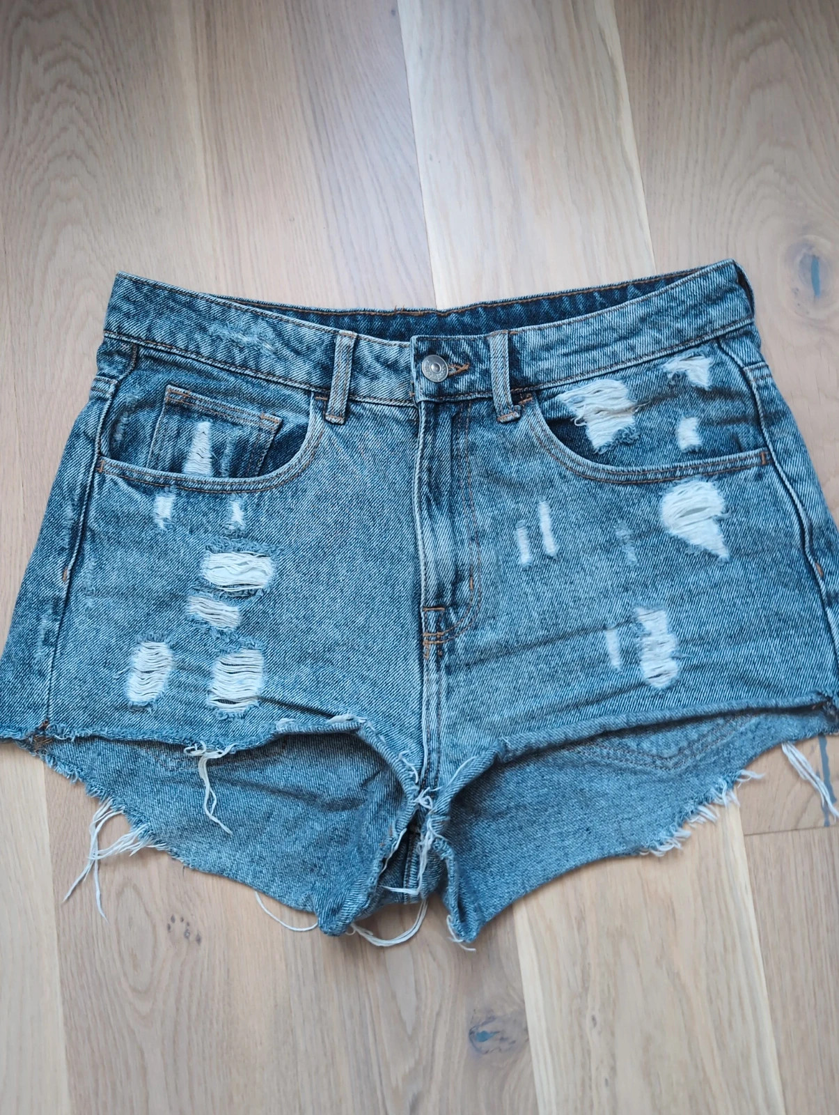 Short en jean destroy H&M – Taille 36 / S Look moderne – H&M – taille 36 4