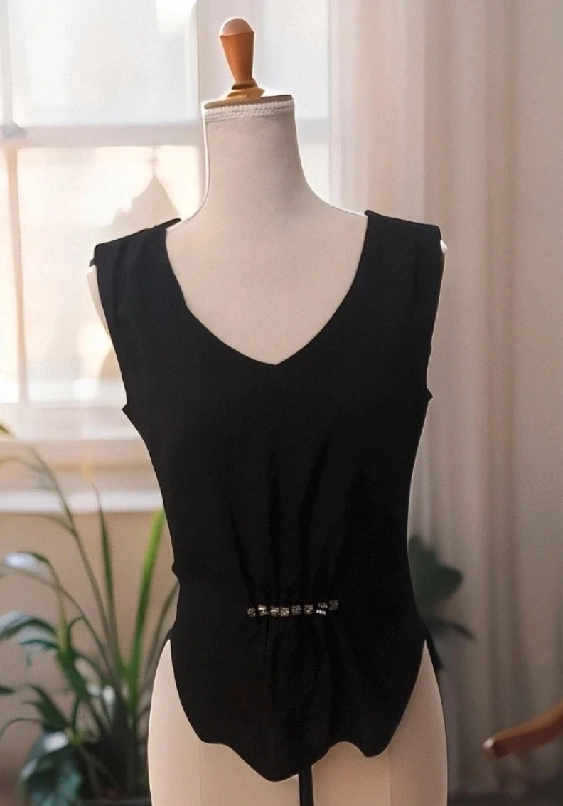 Blouse fluide noire cintrée avec strass - Camaïeu - Taille M Chic – Camaïeu – taille M 3