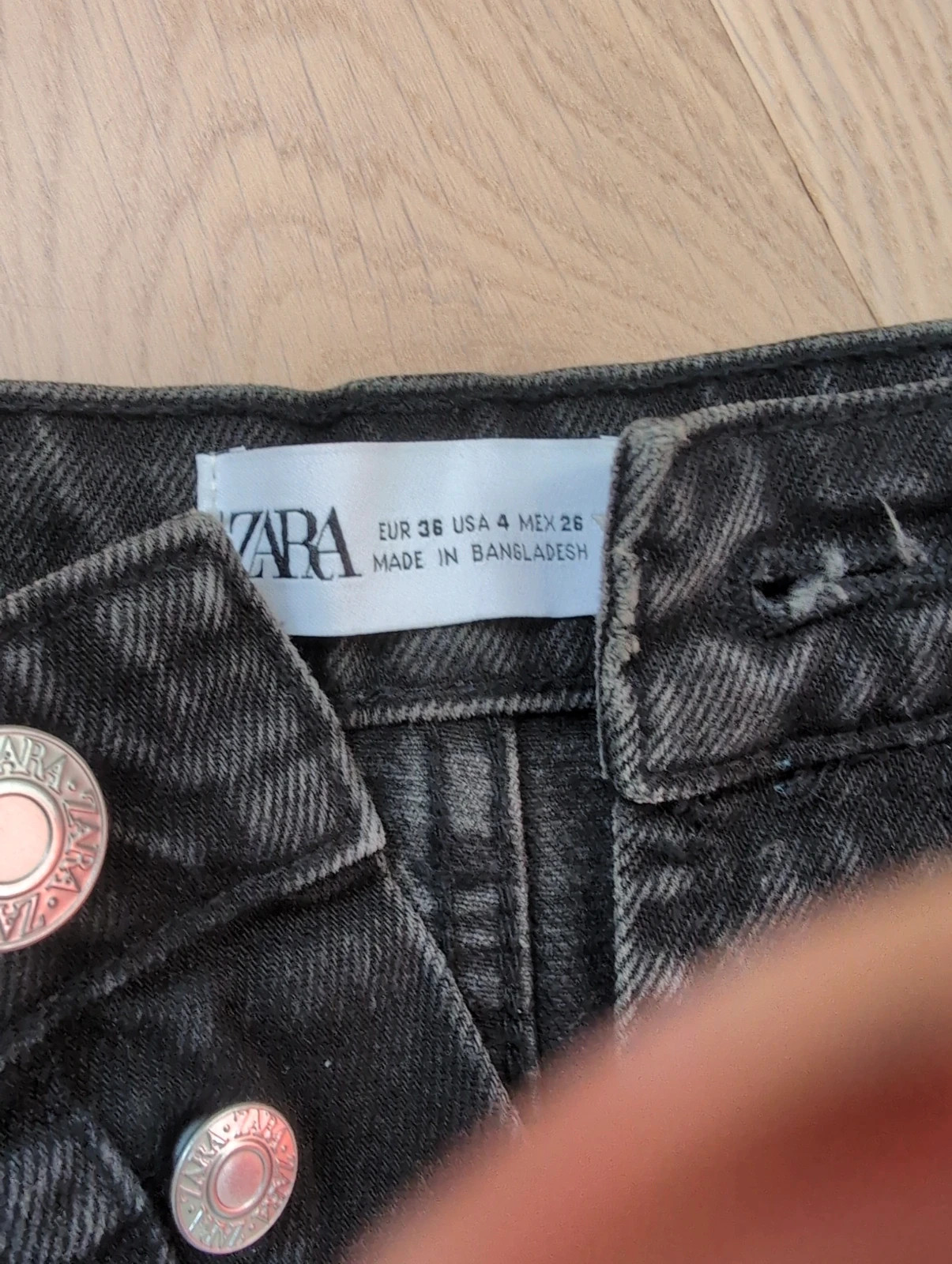 Zara - Short en jeans noir délavé avec boutons ultra tendance - Taille 36 – Zara – taille 36 2