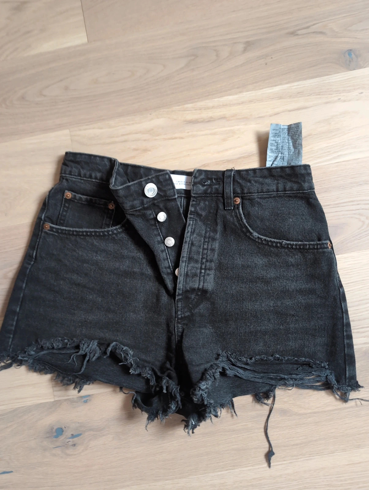 Zara - Short en jeans noir délavé avec boutons ultra tendance - Taille 36