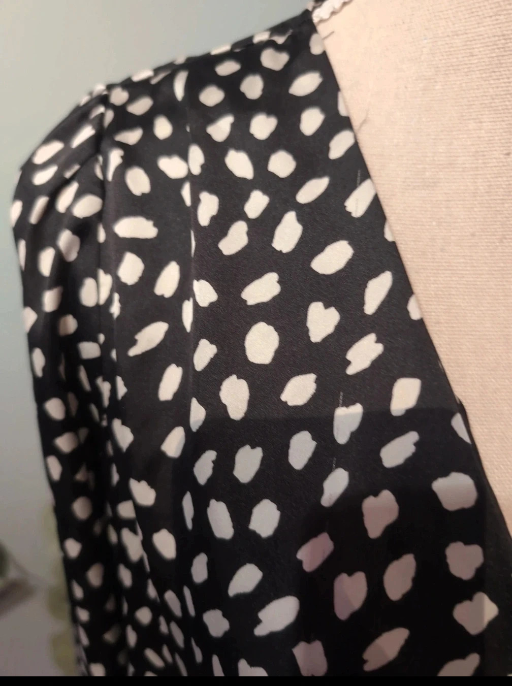 Blouse Camaïeu noire à pois blancs manches longues col V fluide chic – Taille L – Camaïeu – taille L 2
