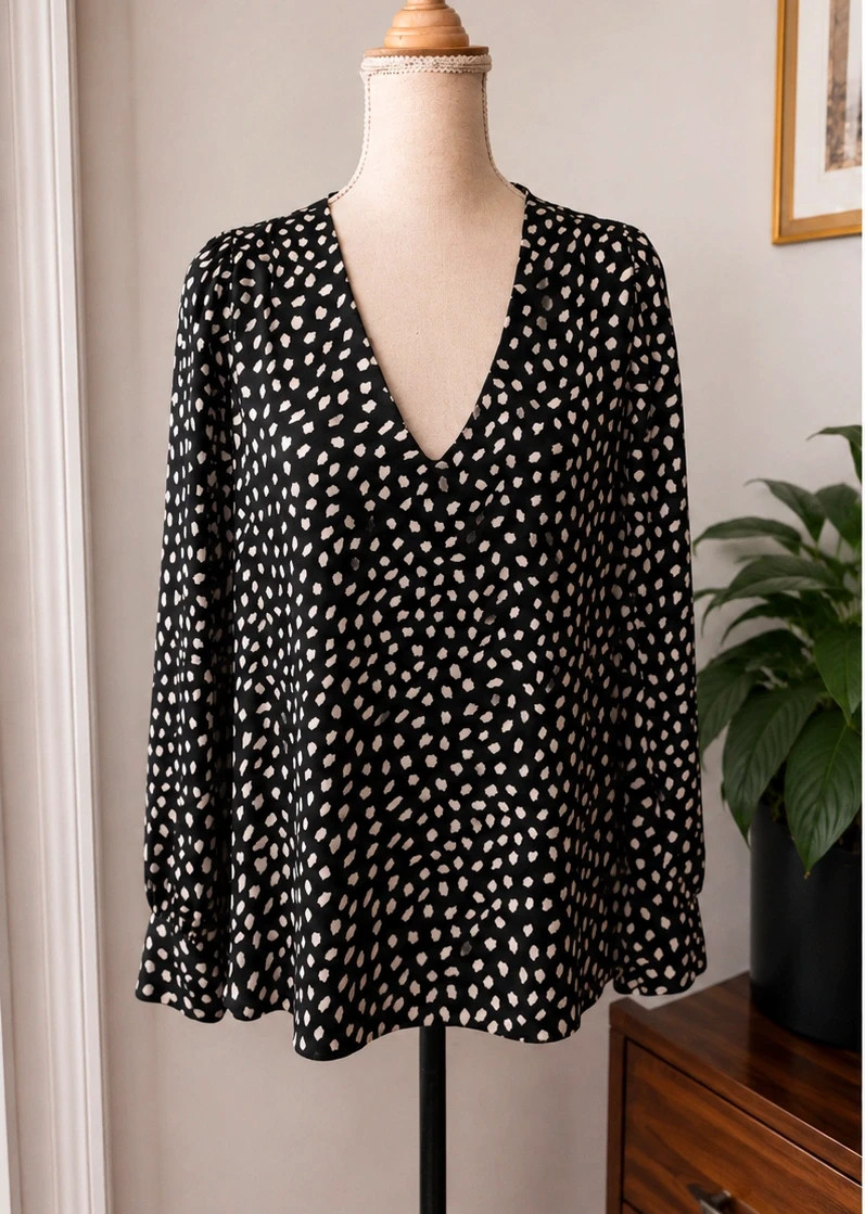 Blouse Camaïeu noire à pois blancs manches longues col V fluide chic – Taille L