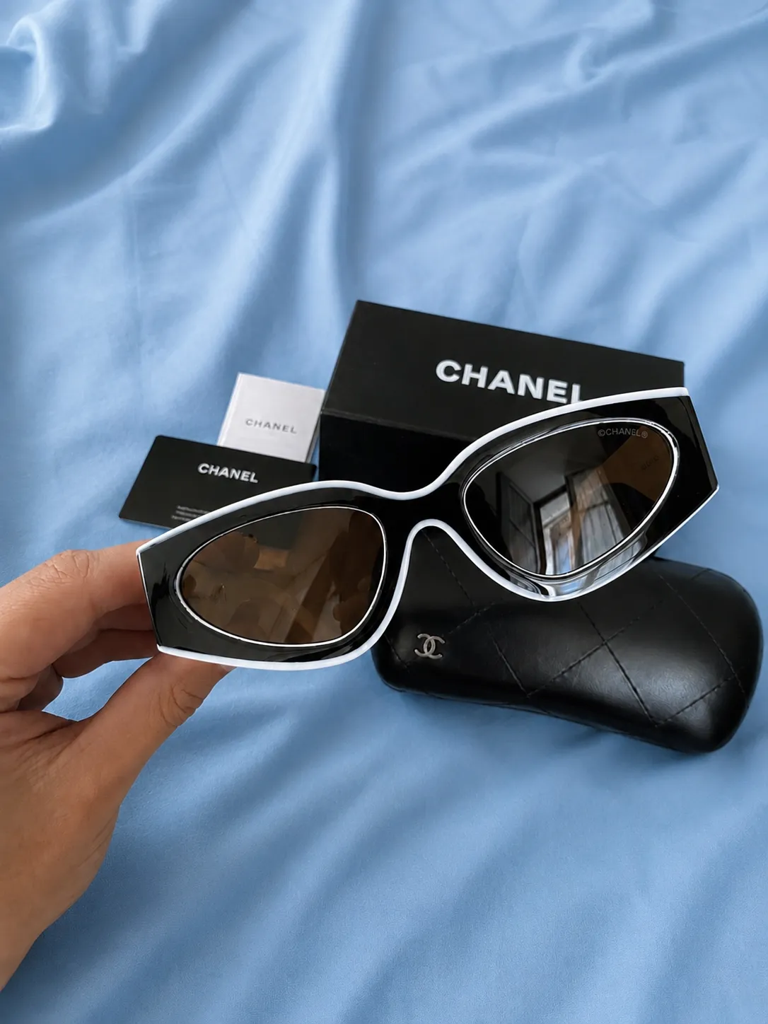 Lunettes de soleil Chanel monture noire contour blanc
