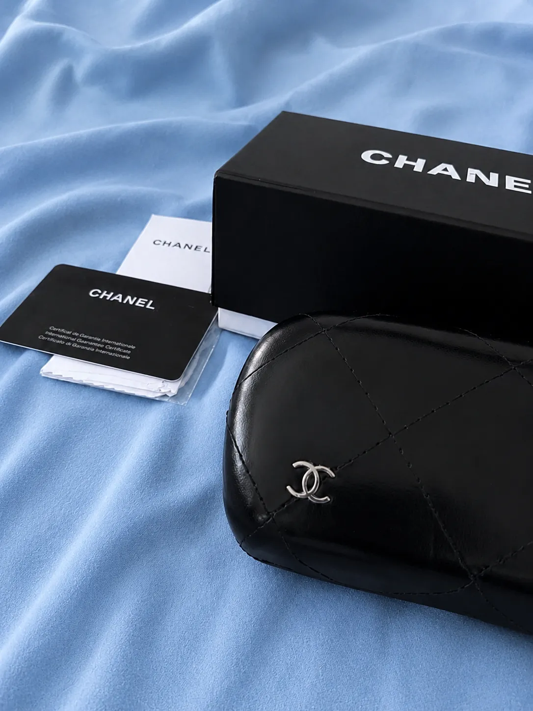 Lunettes de soleil Chanel monture noire contour blanc 2