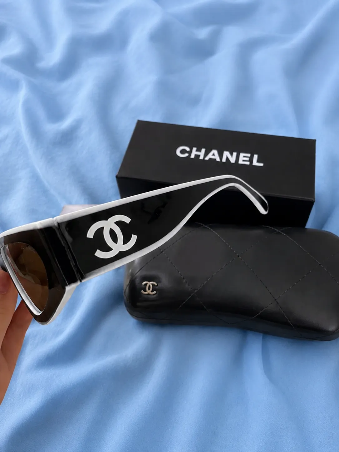 Lunettes de soleil Chanel monture noire contour blanc 3