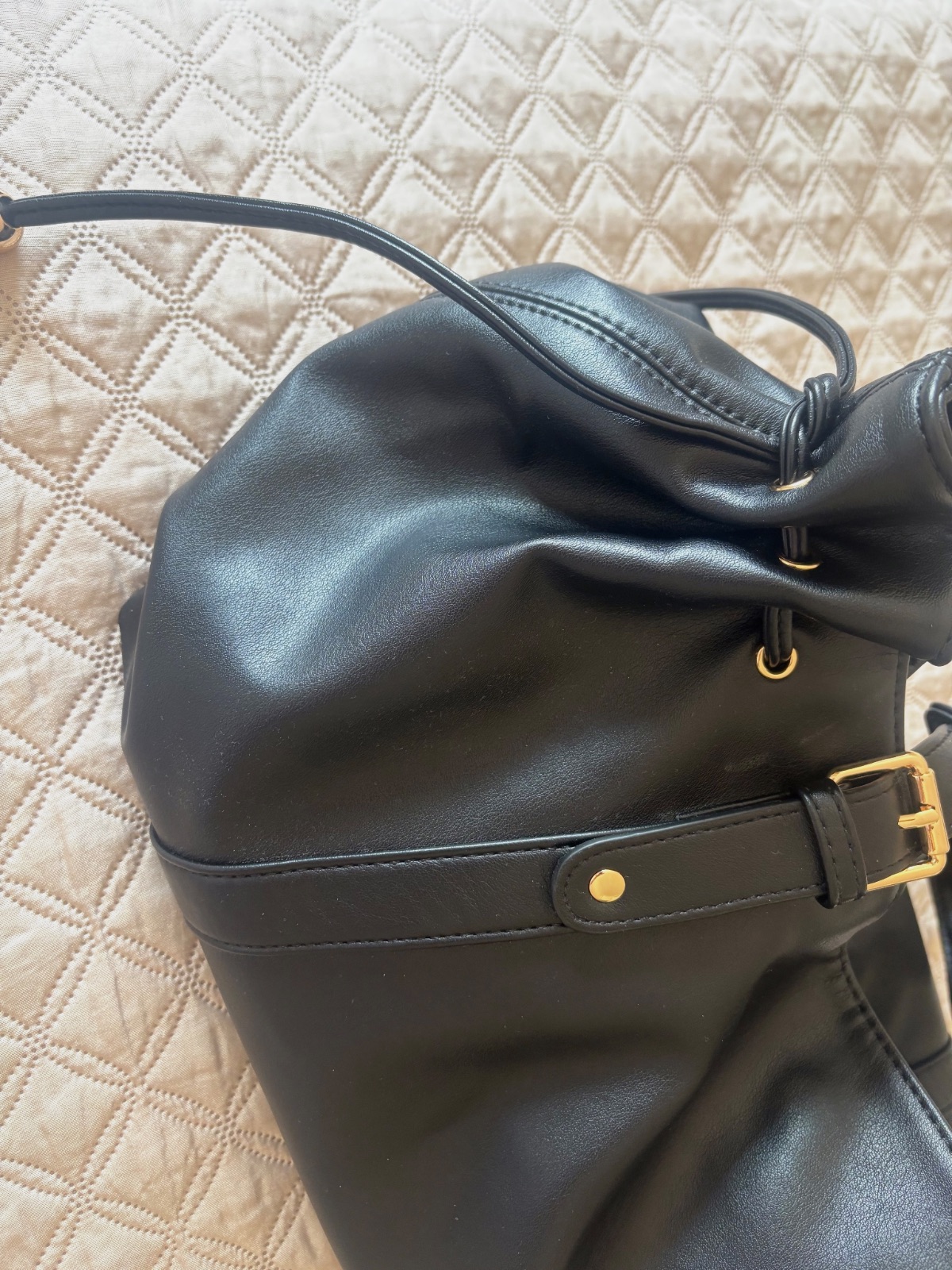 Grand sac cabas seau noir détails dorés – Boutique indépendante – taille Taille unique 2