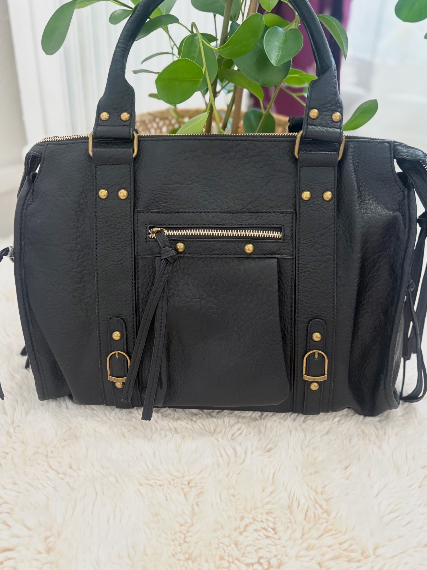 Sac à main noir effet cuir avec clous