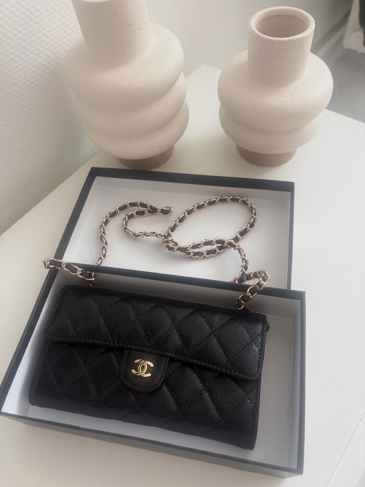Portefeuille sur chaîne Chanel noir en cuir grainé – Chanel – taille Taille unique 2