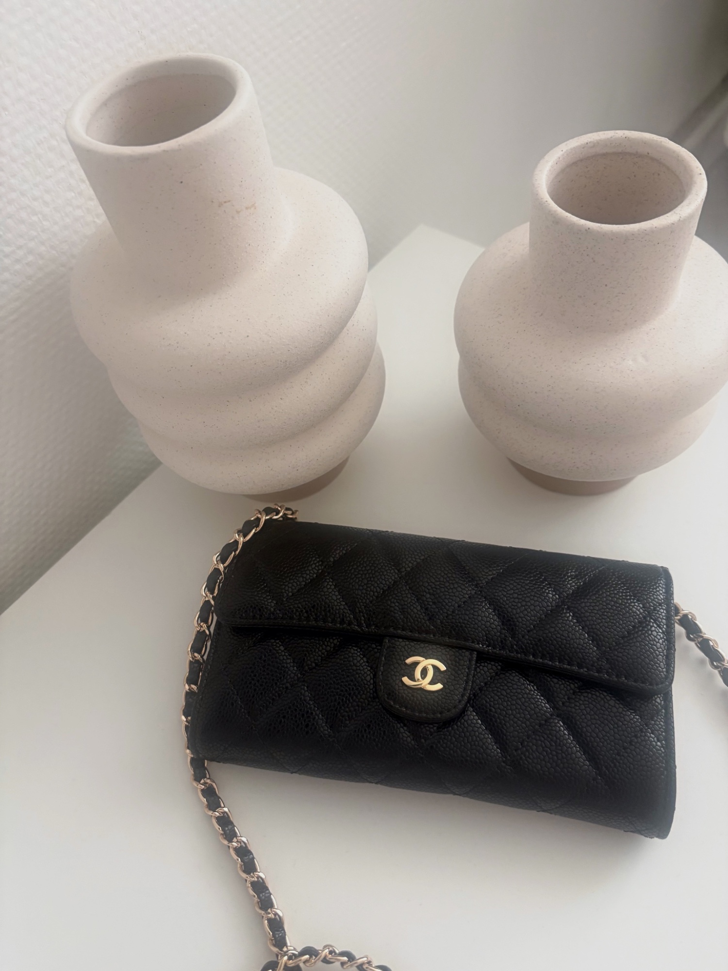 Portefeuille sur chaîne Chanel noir en cuir grainé