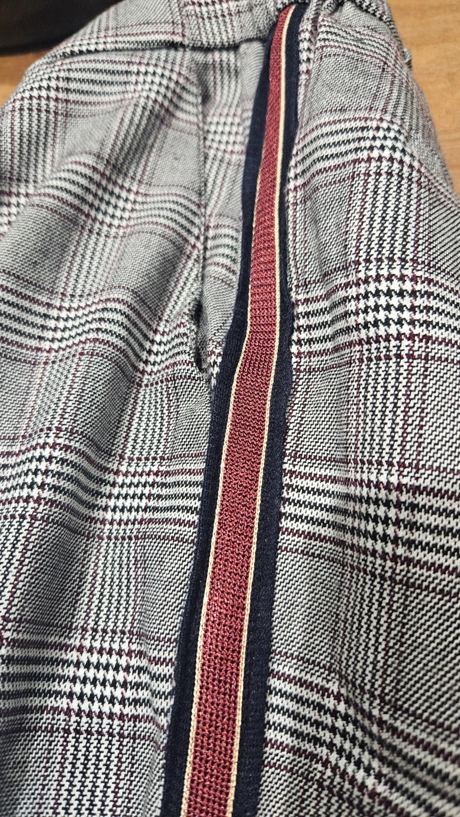 Pantalon motif Prince-de-Galles avec une bande rouge côté – Kiabi – taille S / 36 / 8 3