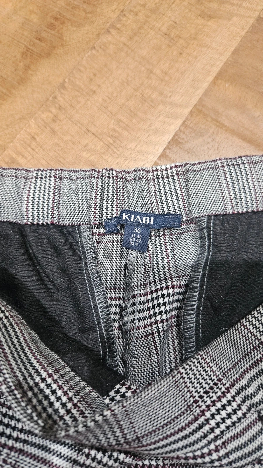 Pantalon motif Prince-de-Galles avec une bande rouge côté – Kiabi – taille S / 36 / 8 4