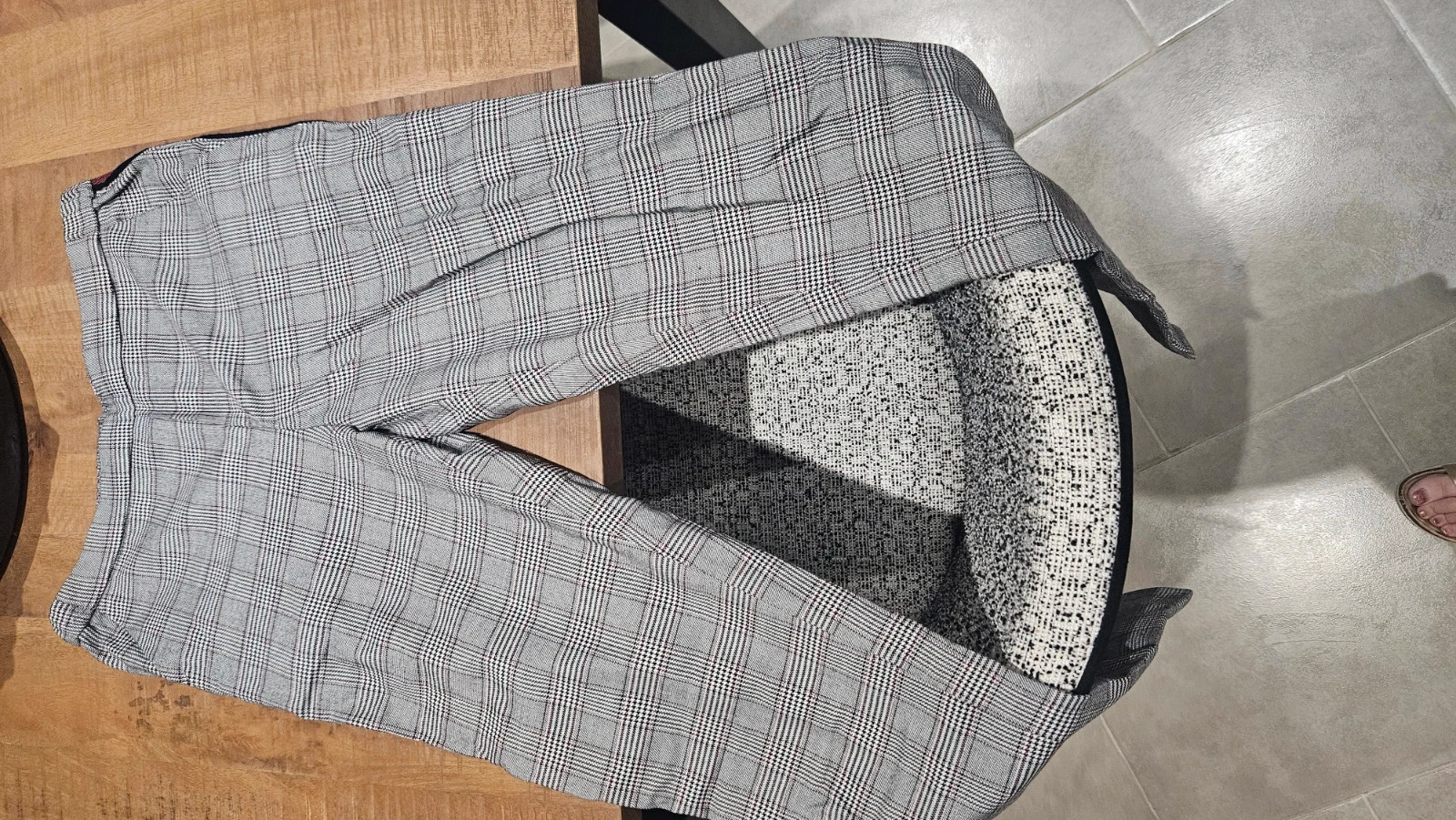Pantalon motif Prince-de-Galles avec une bande rouge côté