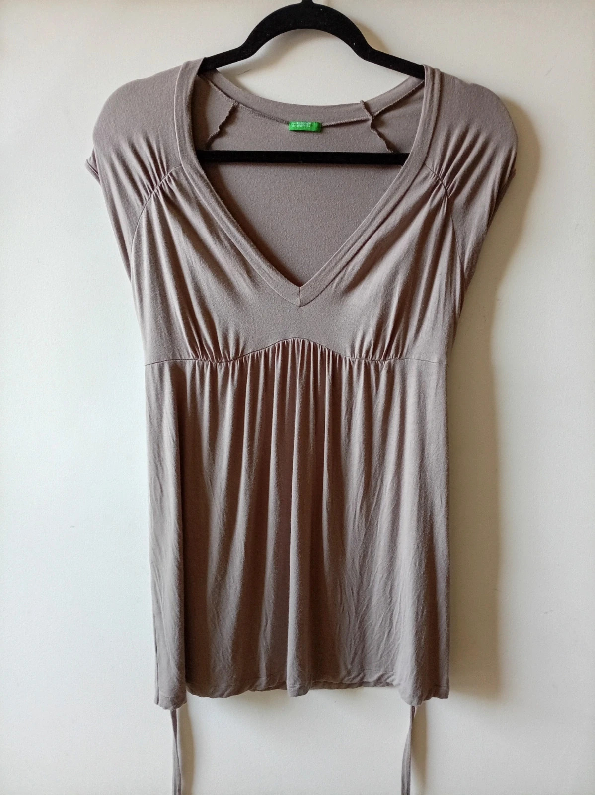 Camiseta Benetton escote V manga corta topo marrón topo beige oscuro M