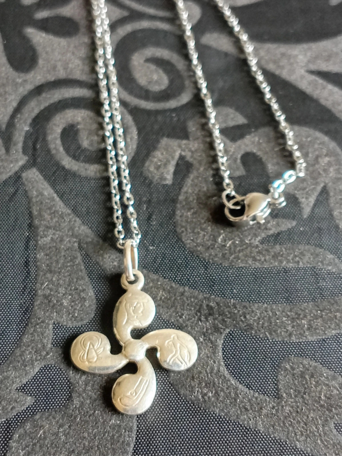 Colgante unisex Lauburu vasco de plata con grabados tradicionales con cadena de acero 45 cm – Local 2