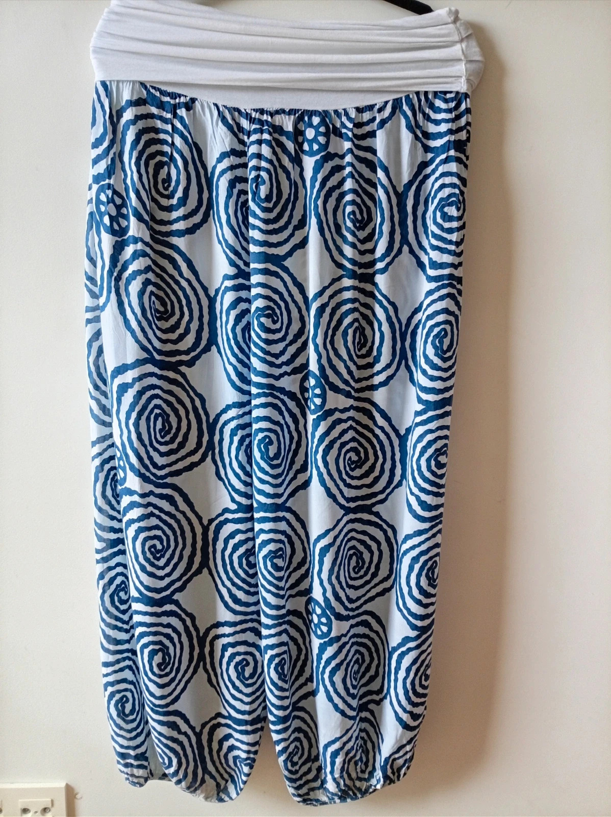 Pantalón bombacho harem estampado espirales azul blanco viscosa hecho en italia Talla Única