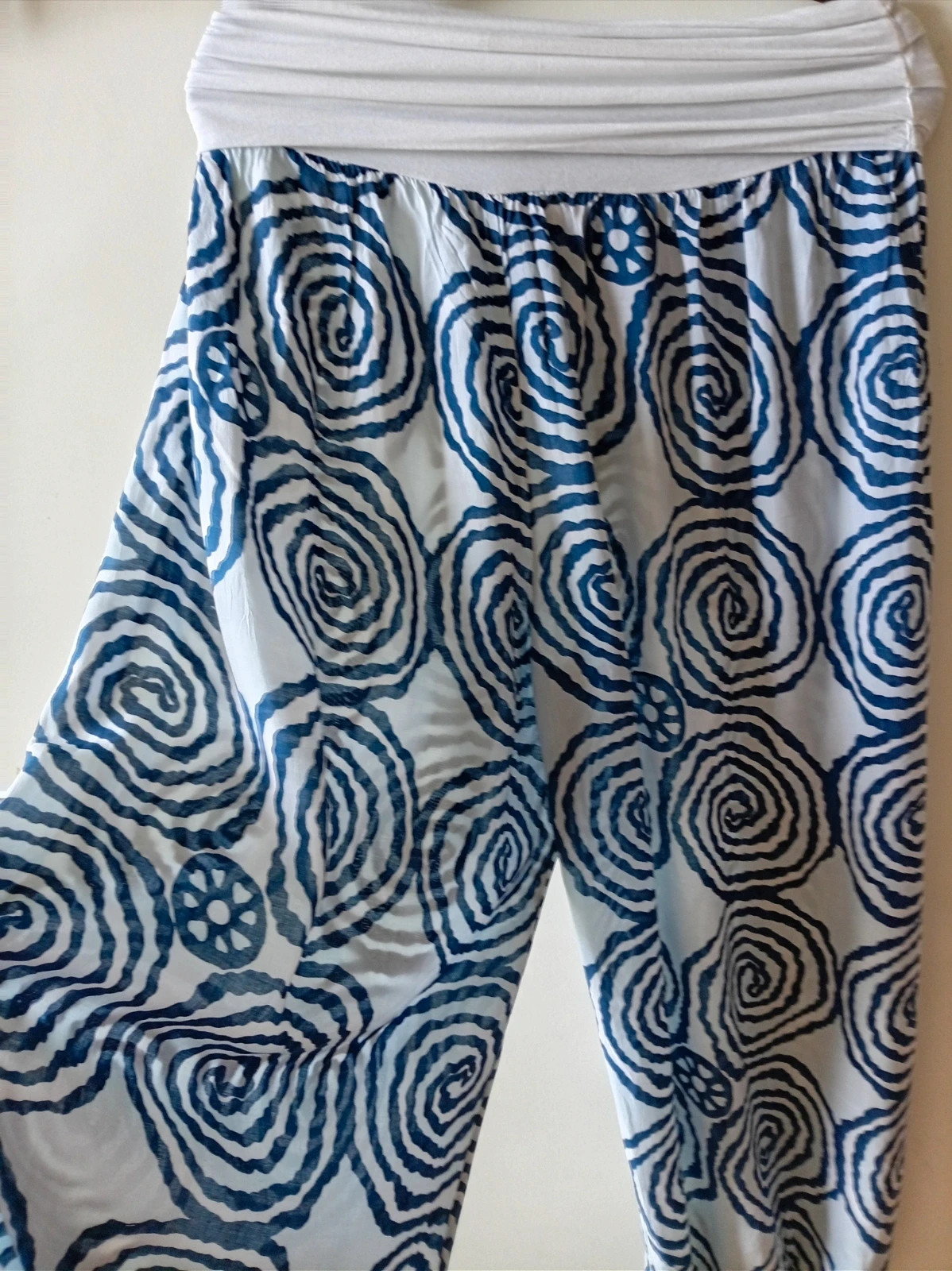 Pantalón bombacho harem estampado espirales azul blanco viscosa hecho en italia Talla Única – M-Made in Italy – taille Taille unique 3
