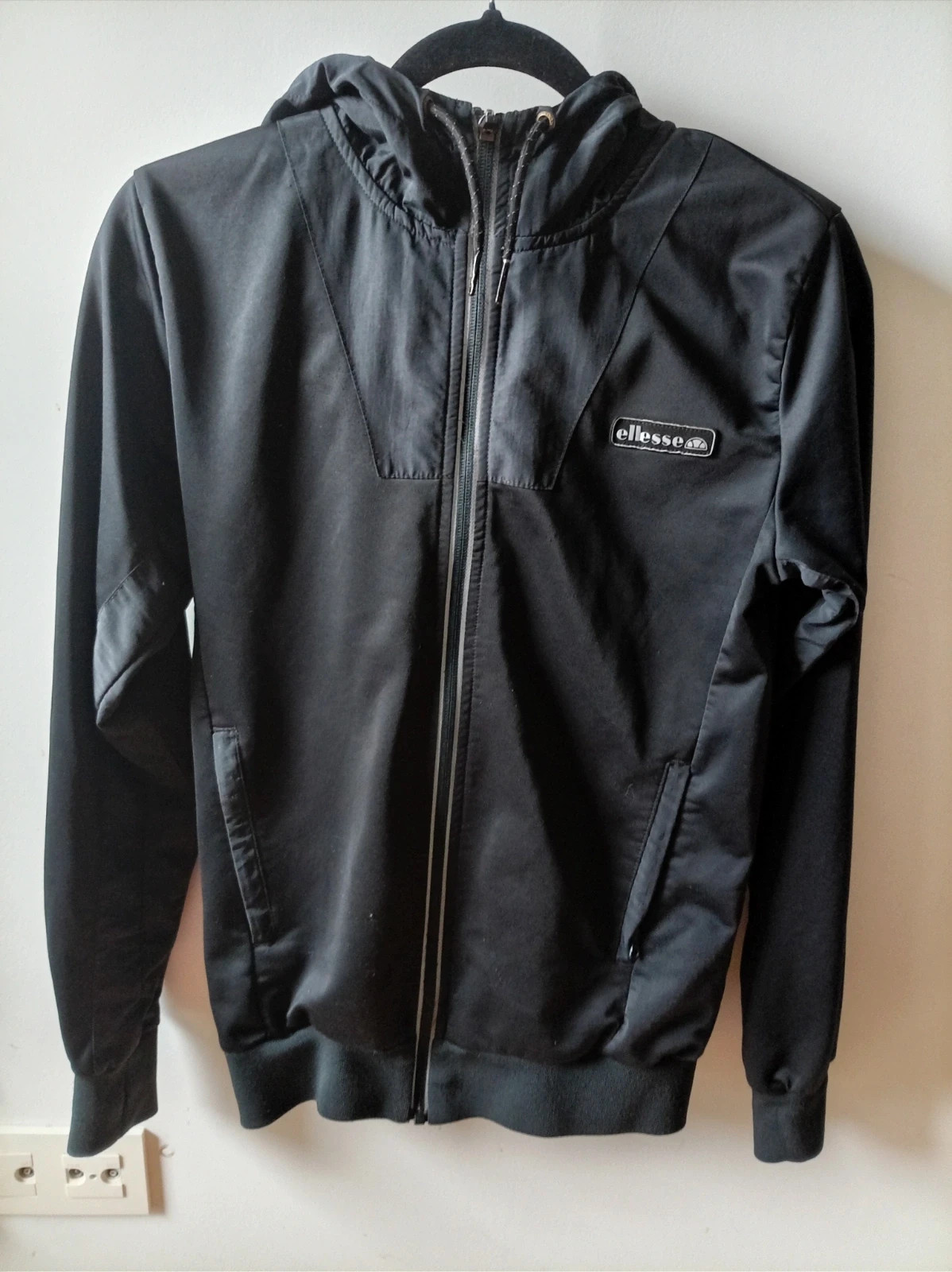 Chaqueta Ellesse Negra Unisex con Capucha (XS)