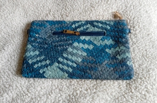 Bolso de mano estilo trenzado en tonos azules y turquesas – Herbosa 2