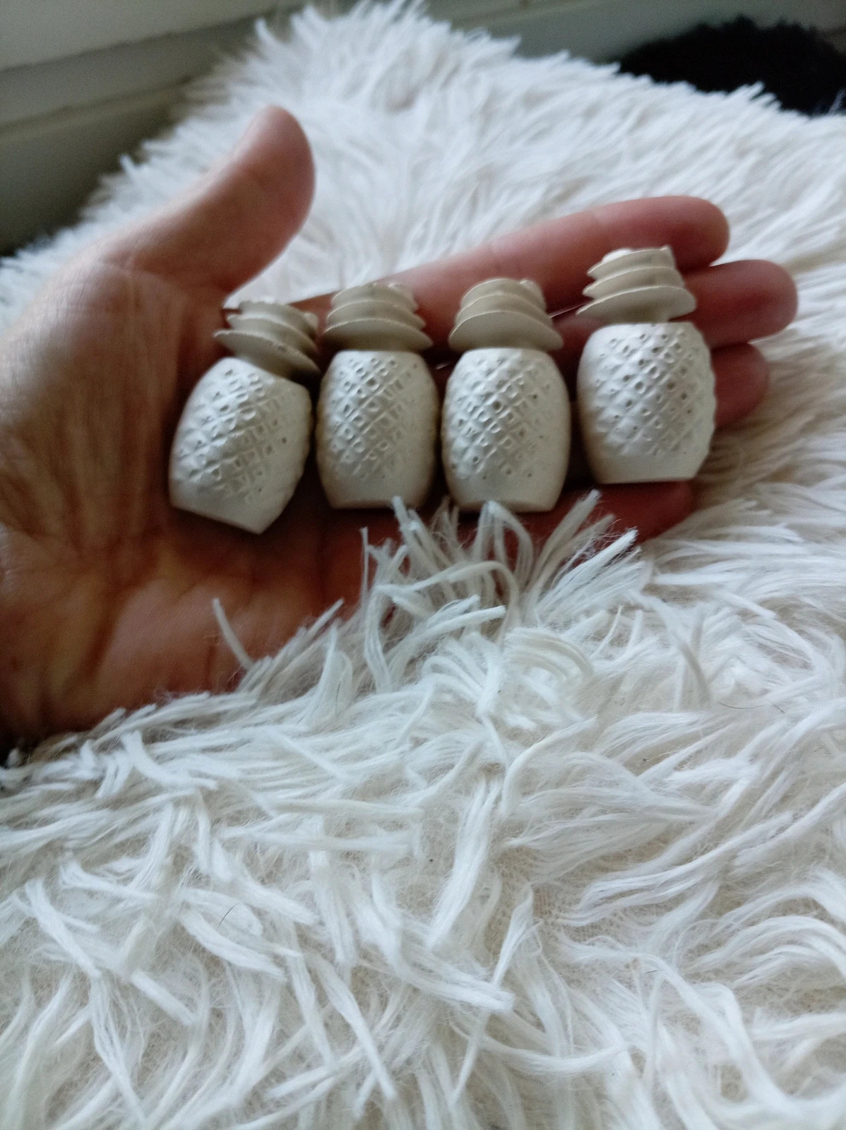4 figuras de piñas para manualidades – Mano 2