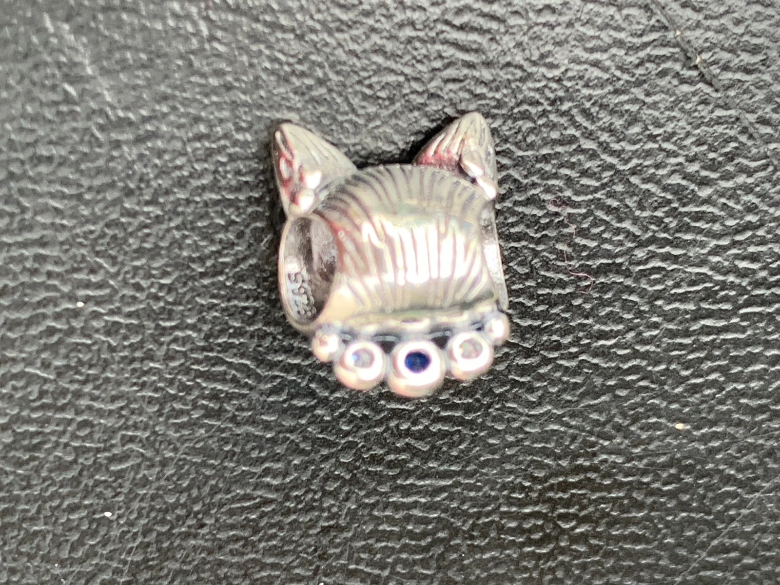 Charm plata gato perlas 3