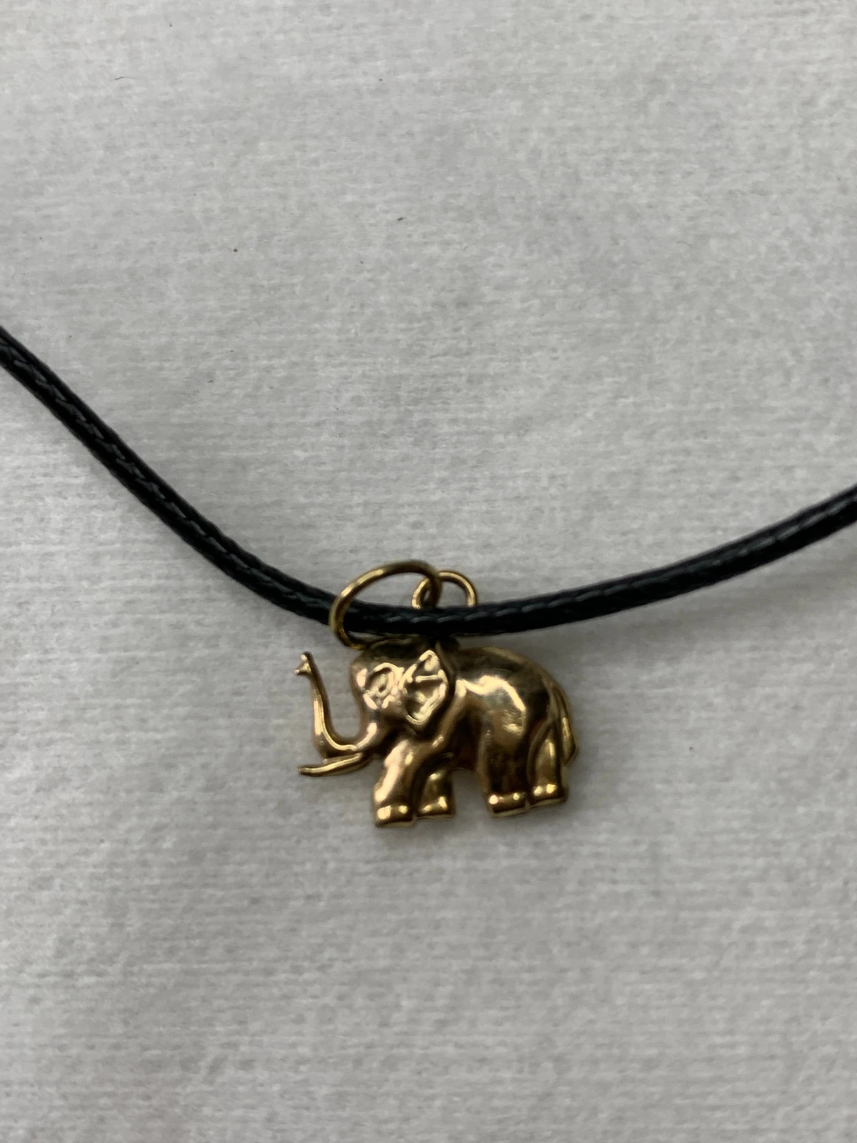 Colgante elefante bañado en oro con cuerda 3