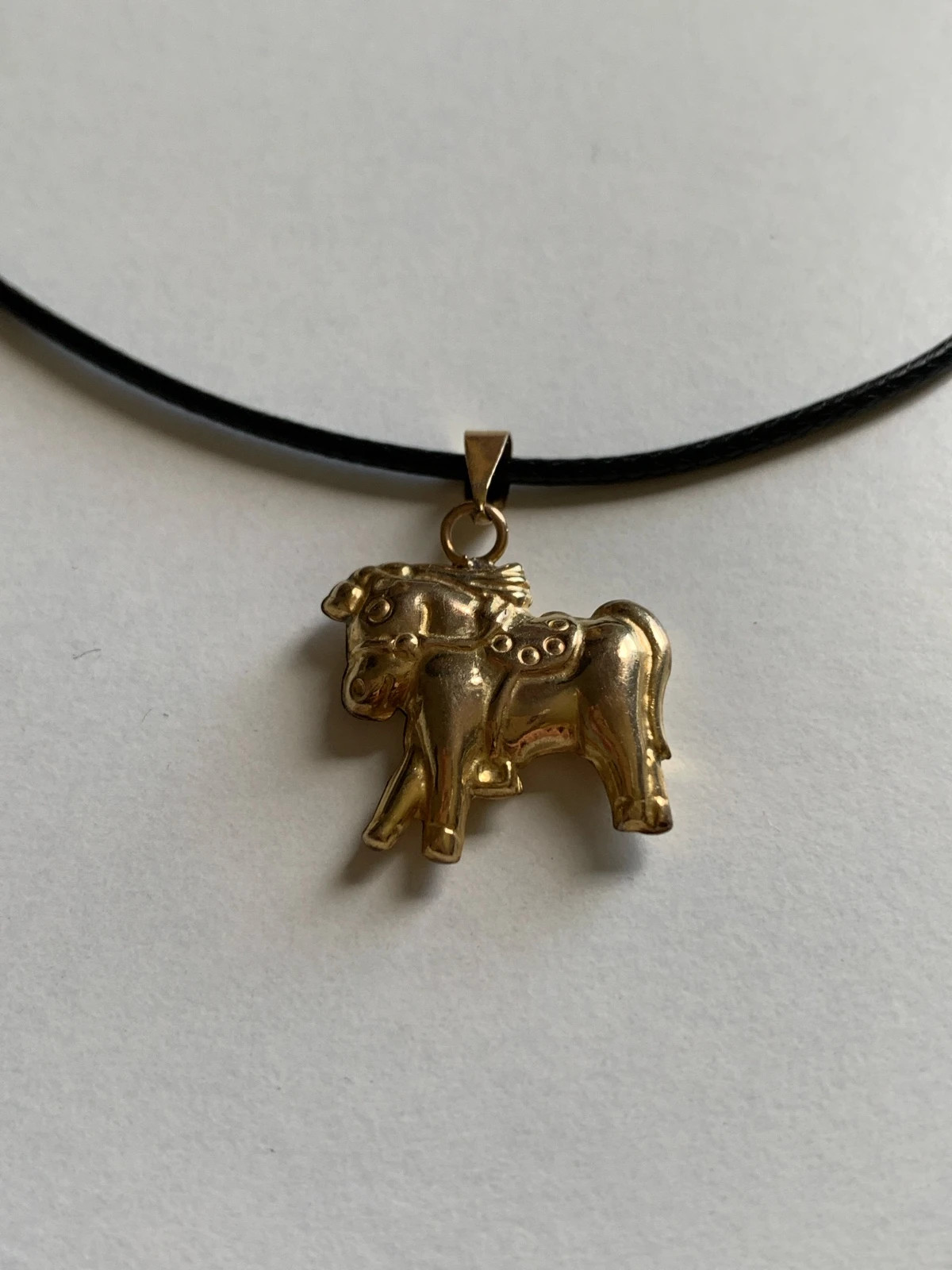 Colgante de caballo bañado en oro 3