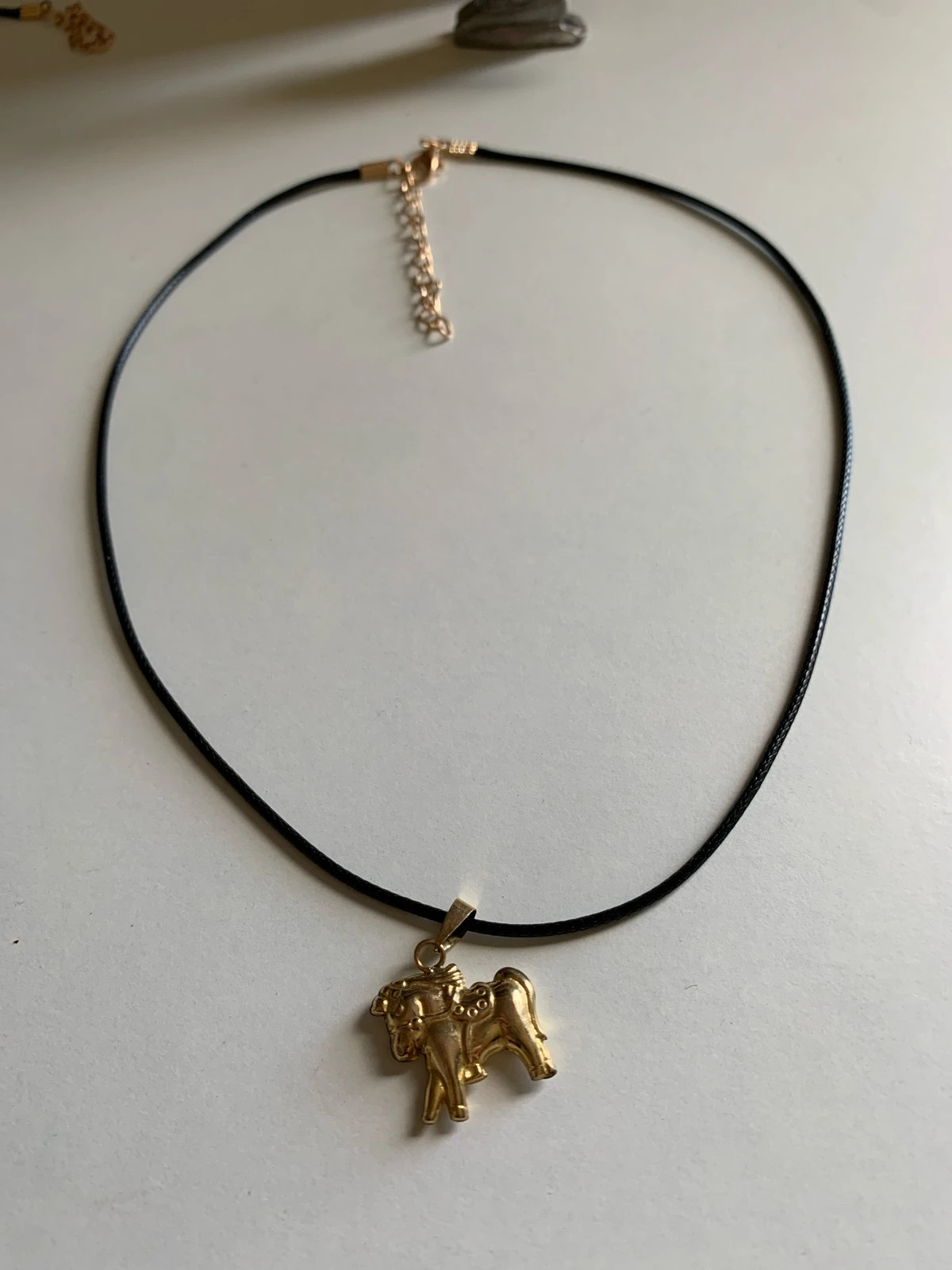 Colgante de caballo bañado en oro 2