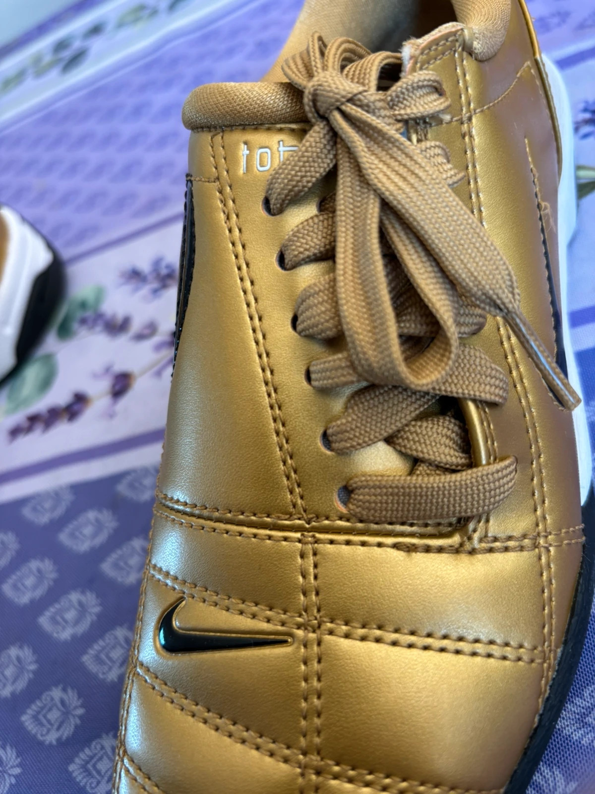 Baskets Total 90 III dorées – Nike – taille Autre 3