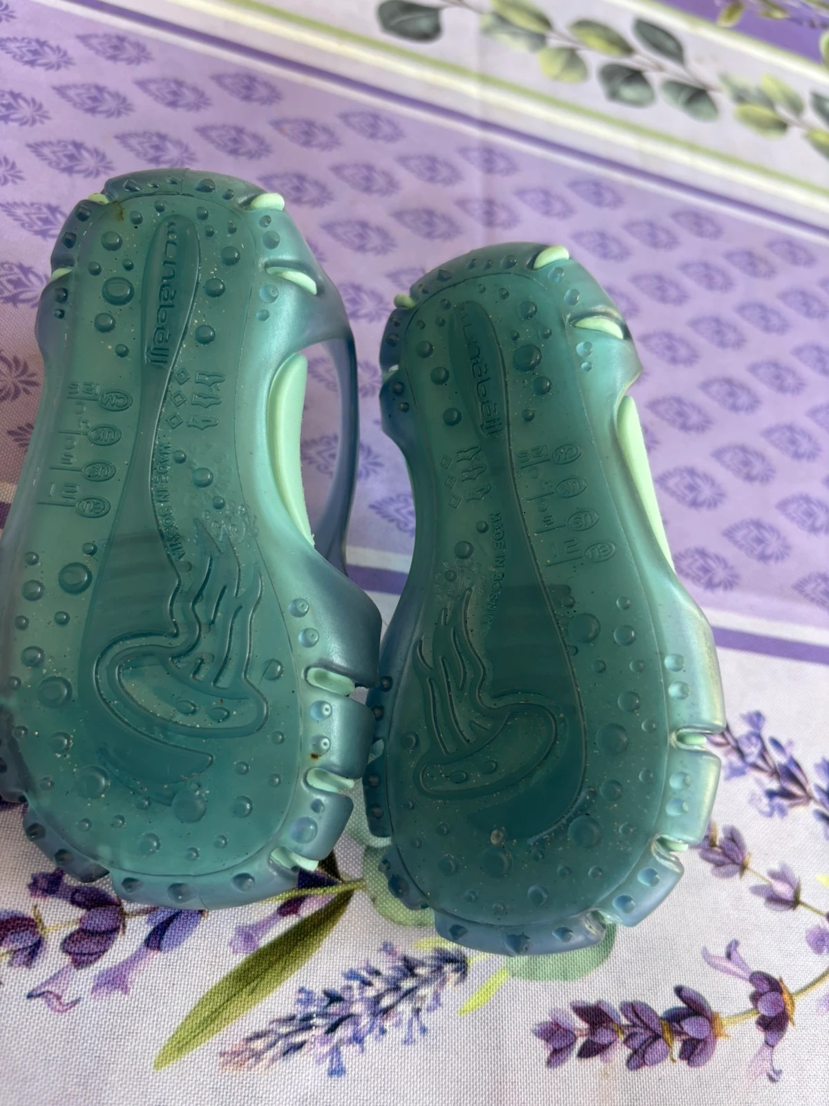 Chaussures aquatiques enfant – ilisées. Marque : Tribord – taille 24 2