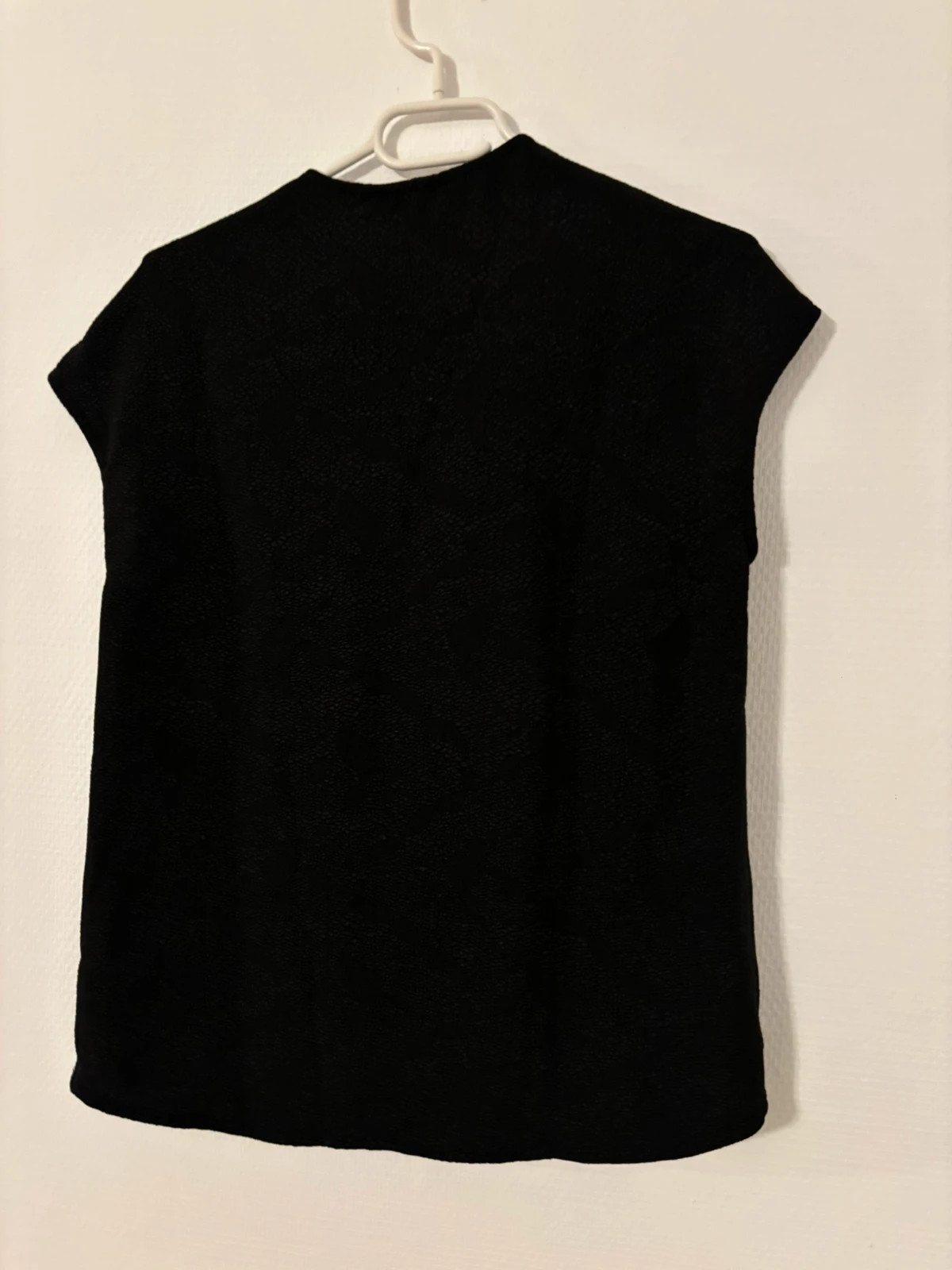 Top noir décolleté V avec dentelle – Colorblock – taille M / 38 / 10 2