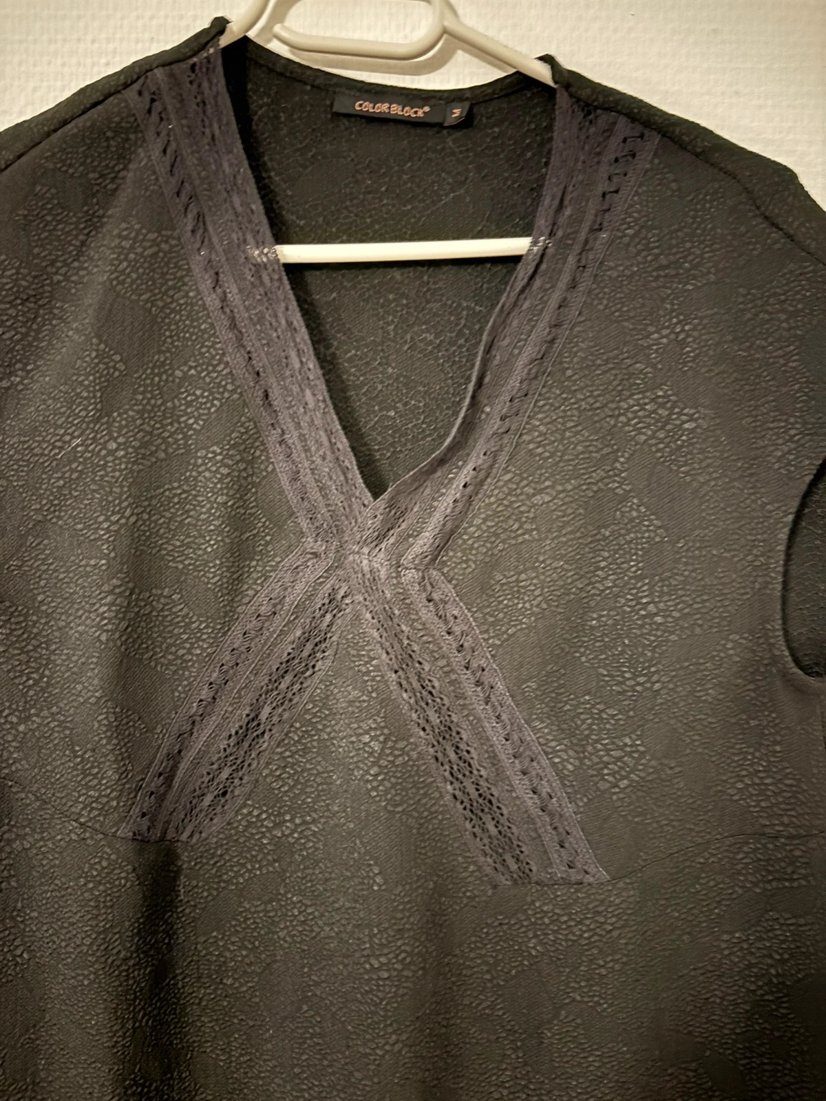 Top noir décolleté V avec dentelle – Colorblock – taille M / 38 / 10 3