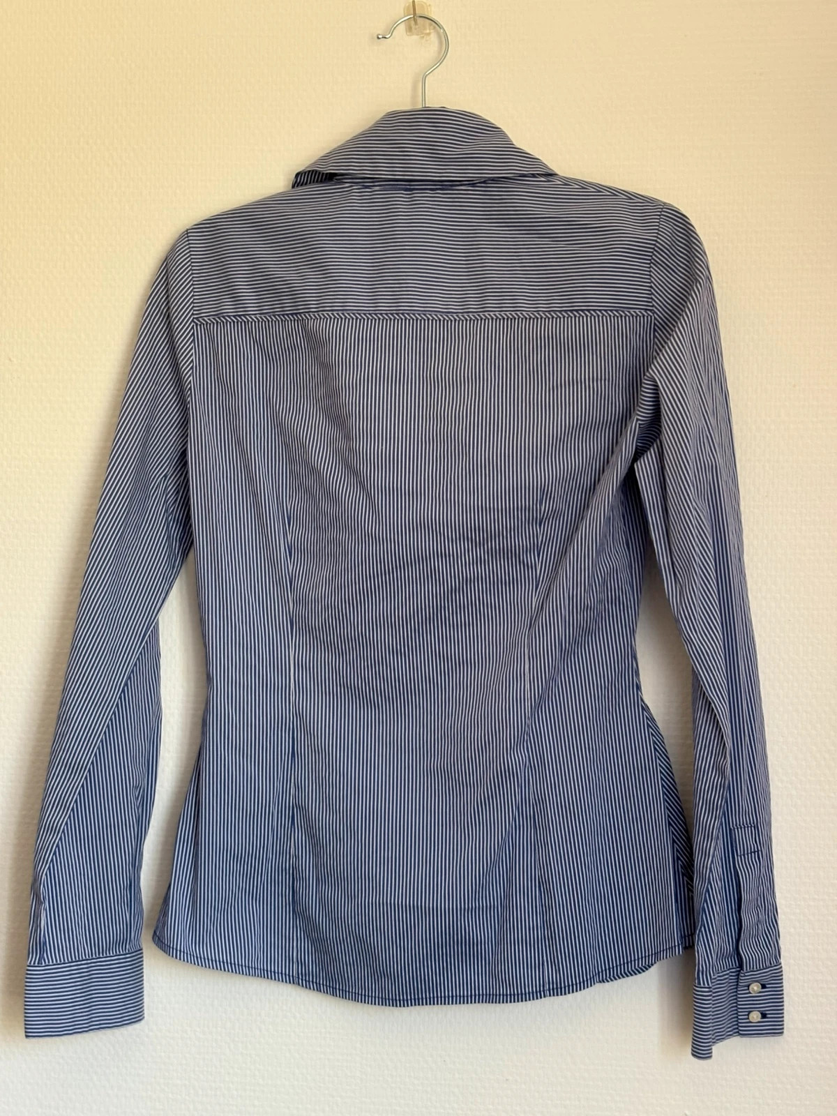 Chemise cintrée à fines rayures – Mango – taille XS / 34 / 6 2
