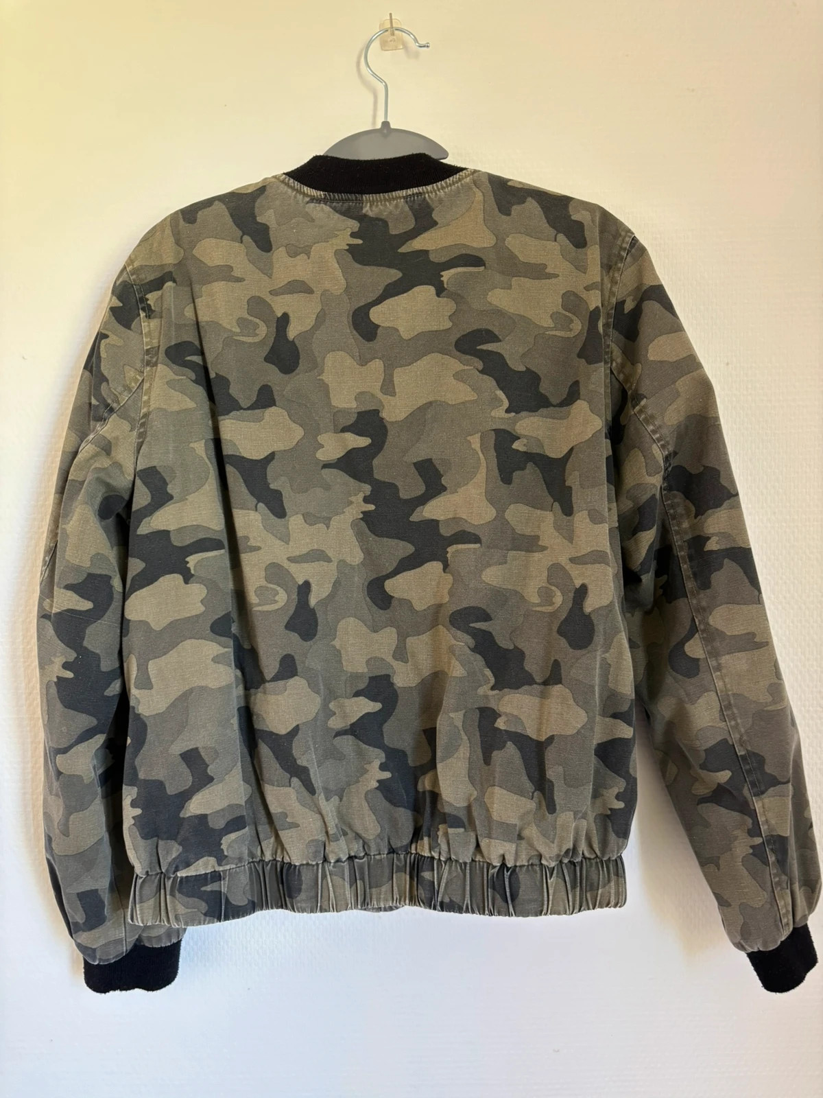 Blouson bomber camouflage kaki Jennyfer patchs zippé tendance – Jennyfer – taille L 2